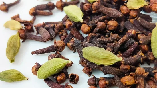 Clove water: soothing trend, not a miracle cure